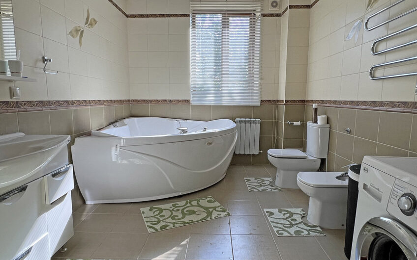 Дом 215 м² на участке 50 сот., х.Ставки