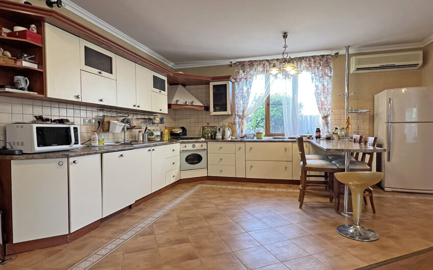 Дом 215 м² на участке 50 сот., х.Ставки